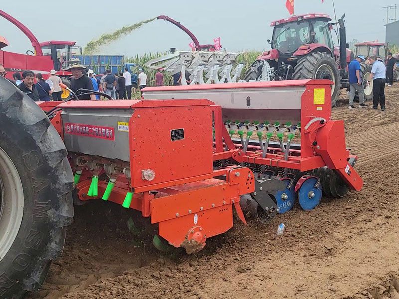 奧龍旋耕施肥二次鎮(zhèn)壓復(fù)式播種機(jī)作業(yè)錄像